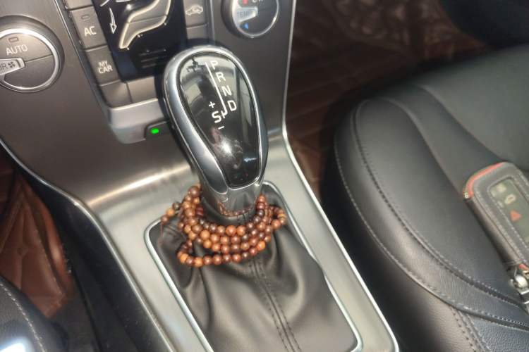 Used Volvo V40 2015 1.6T Zhiyi Edition Gear Lever
