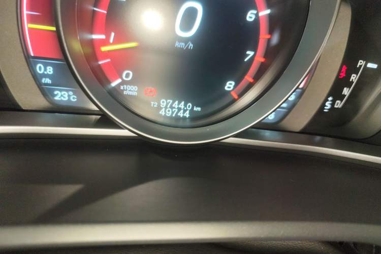 Used Volvo V40 2015 1.6T Zhiyi Edition Odometer Close Up