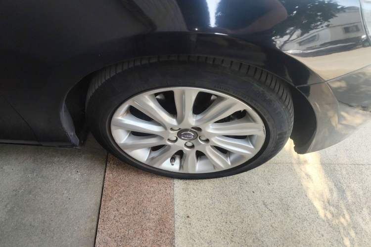 Used Volvo V40 2015 1.6T Zhiyi Edition Right Front Wheel Hub