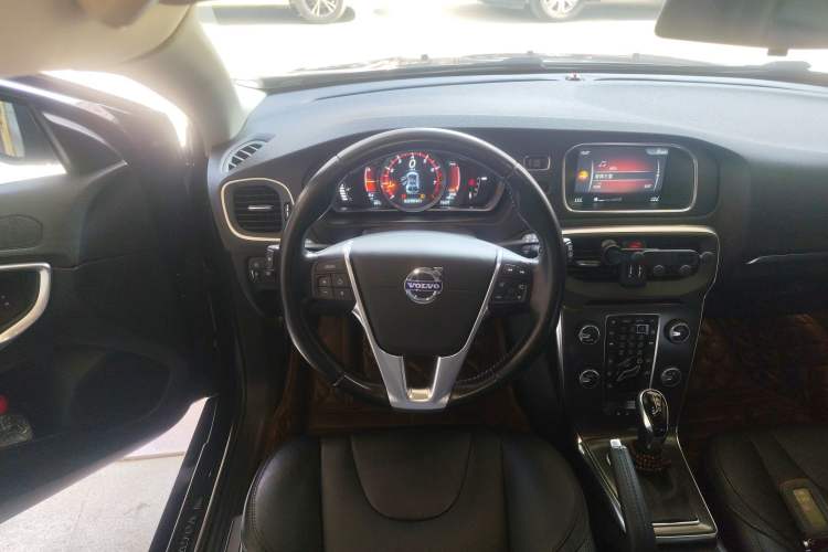 Used Volvo V40 2015 1.6T Zhiyi Edition Steering Wheel
