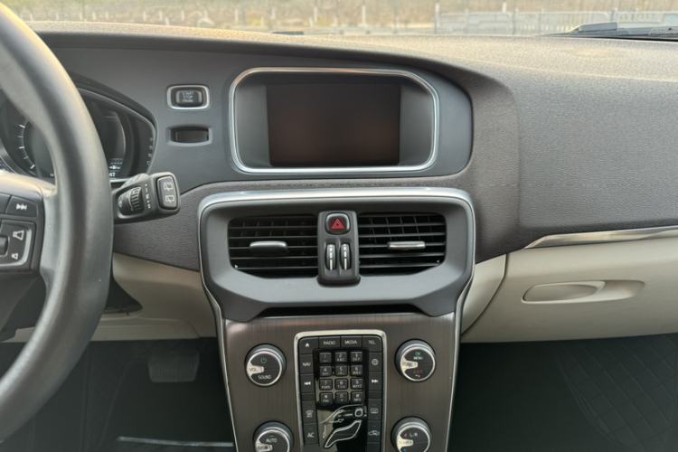 Used Volvo V40 2015 1.6T Zhiyi Edition Audio And AC Panel