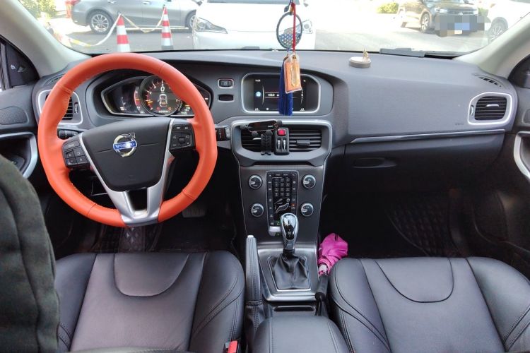 Used Volvo V40 2015 1.6T Zhiya Edition Center Console