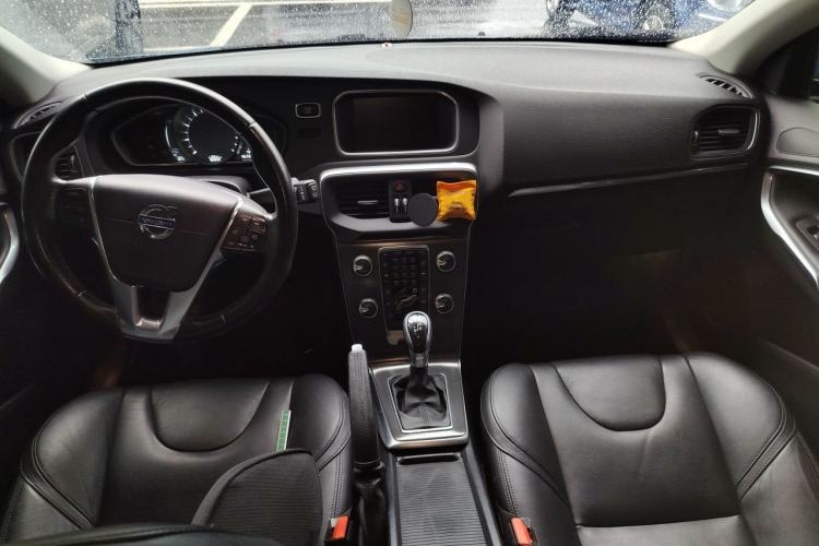 Used Volvo V40 2015 1.6T Zhiyi Edition Center Console