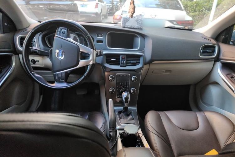 Used Volvo V40 2015 1.6T Zhiya Edition Center Console