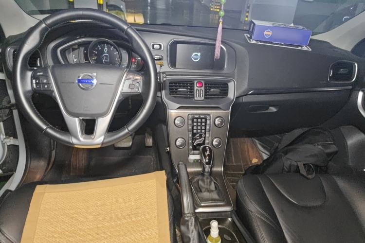 Used Volvo V40 2015 1.6T Zhiyi Edition Center Console