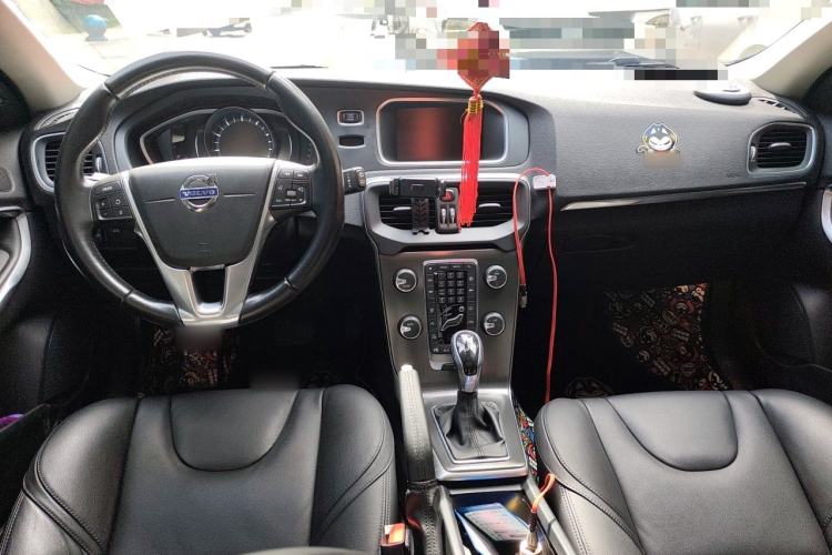 Used Volvo V40 2015 1.6T Zhiya Edition Center Console