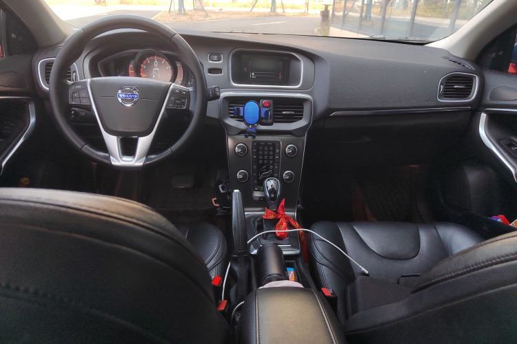 Used Volvo V40 2015 1.6T Zhiya Edition Center Console