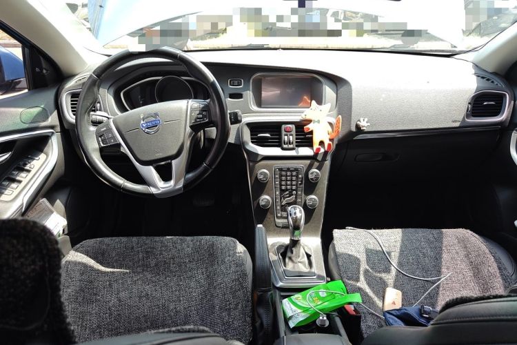 Used Volvo V40 2015 1.6T Zhiya Edition Center Console