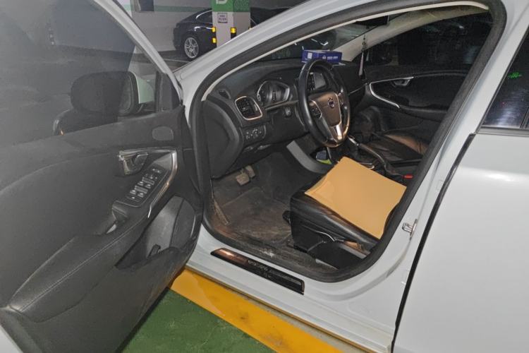 Used Volvo V40 2015 1.6T Zhiyi Edition Driver Seat