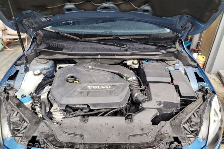 Used Volvo V40 2015 1.6T Zhiyi Edition Engine Bay