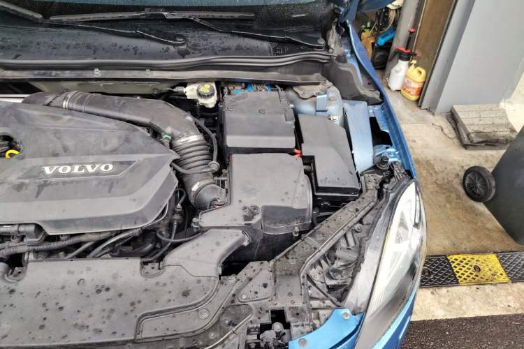 Used Volvo V40 2015 1.6T Zhiyi Edition Engine Bay Left