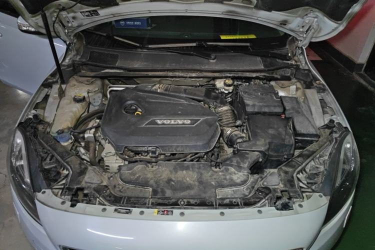 Used Volvo V40 2015 1.6T Zhiyi Edition Engine Bay