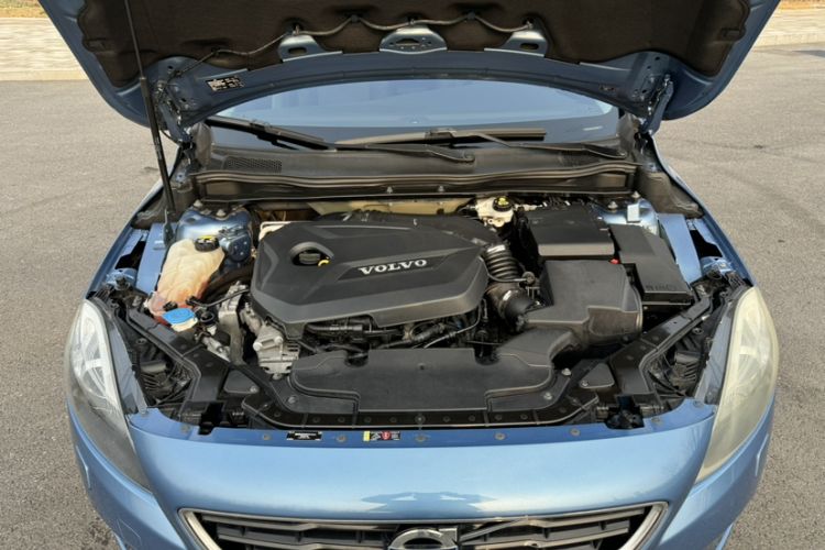 Used Volvo V40 2015 1.6T Zhiyi Edition Engine Bay