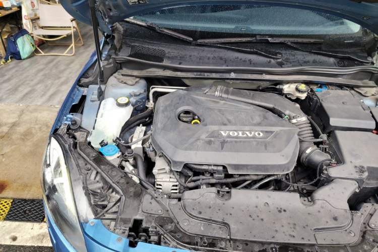 Used Volvo V40 2015 1.6T Zhiyi Edition Engine Bay Right