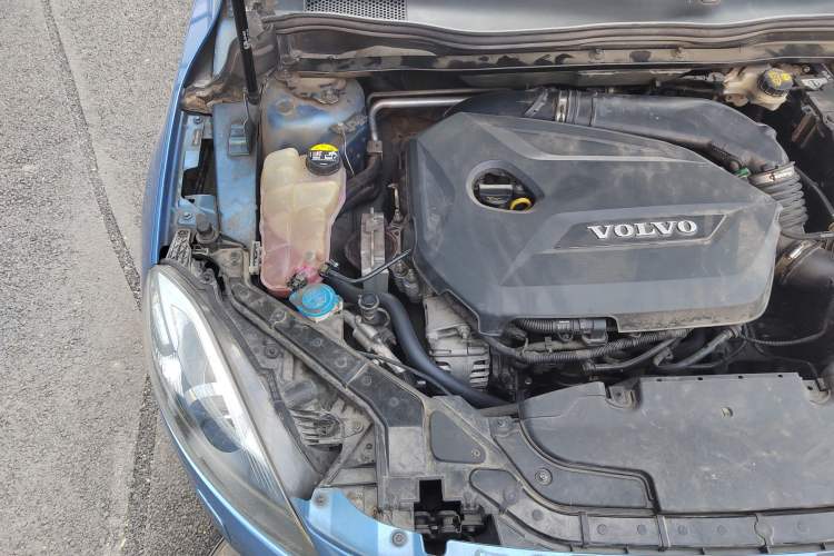 Used Volvo V40 2015 1.6T Zhiya Edition Engine Bay Right