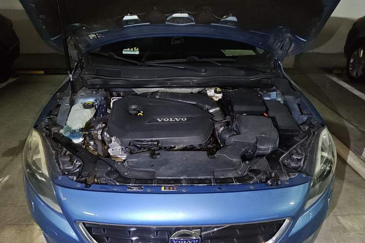 Used Volvo V40 2015 1.6T Zhiya Edition Engine Bay