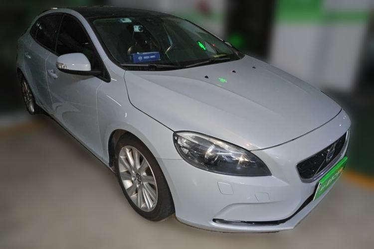 Used Volvo V40 2015 1.6T Zhiyi Edition Front Right 45 Deg