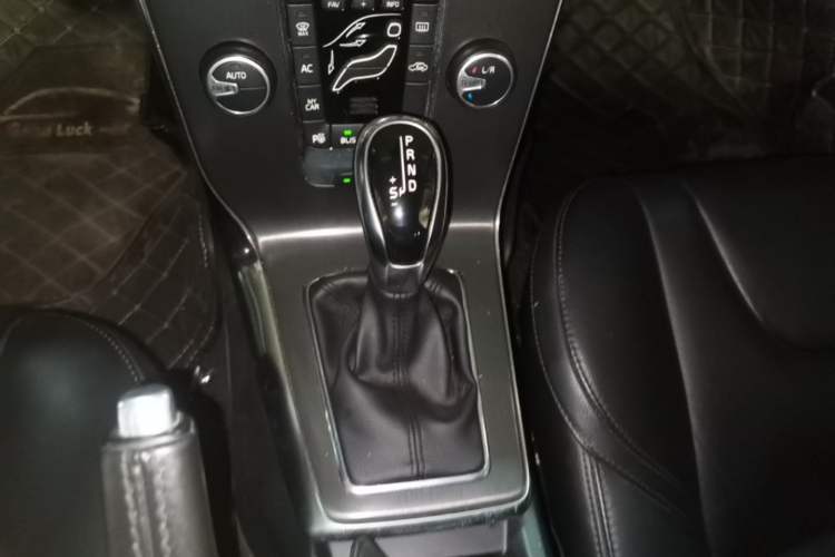 Used Volvo V40 2015 1.6T Zhiya Edition Gear Lever