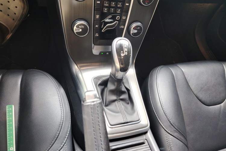 Used Volvo V40 2015 1.6T Zhiyi Edition Gear Lever