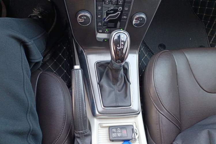 Used Volvo V40 2015 1.6T Zhiya Edition Gear Lever