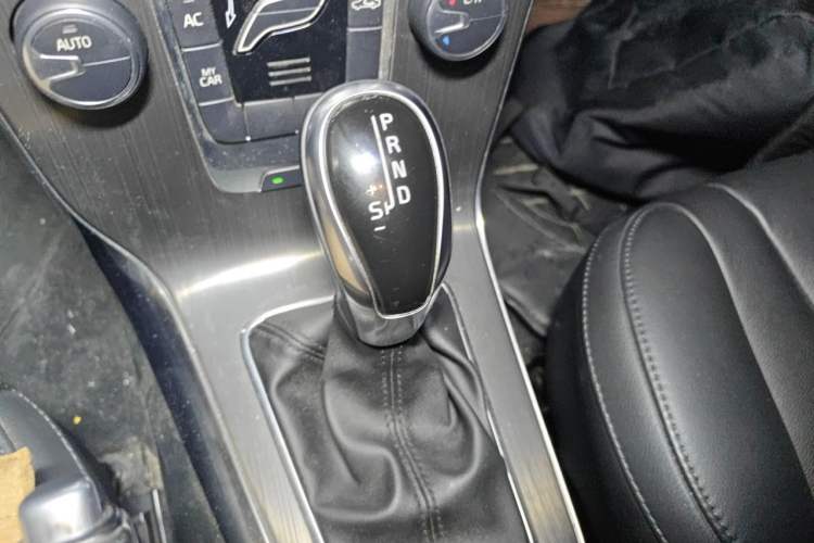 Used Volvo V40 2015 1.6T Zhiyi Edition Gear Lever