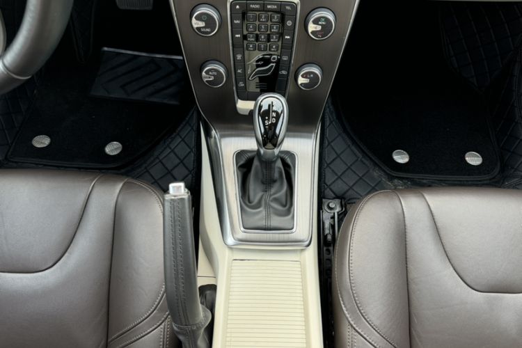 Used Volvo V40 2015 1.6T Zhiyi Edition Gear Lever