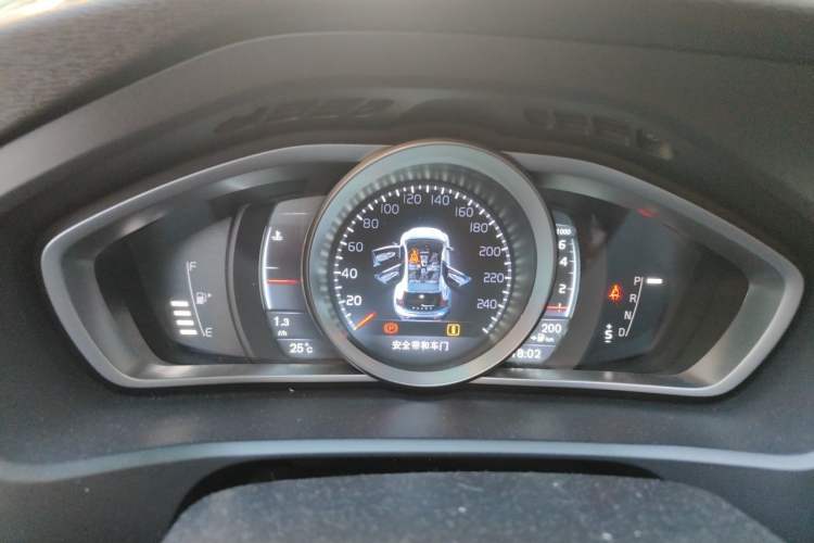 Used Volvo V40 2015 1.6T Zhiya Edition Instrument Cluster