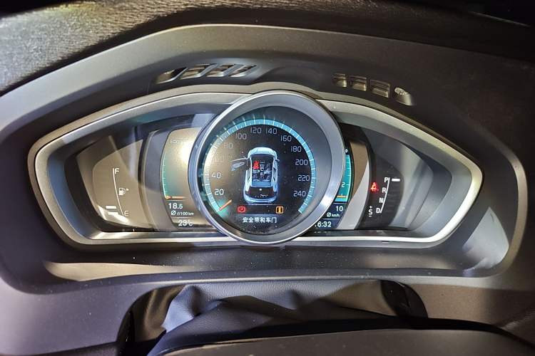 Used Volvo V40 2015 1.6T Zhiya Edition Instrument Cluster