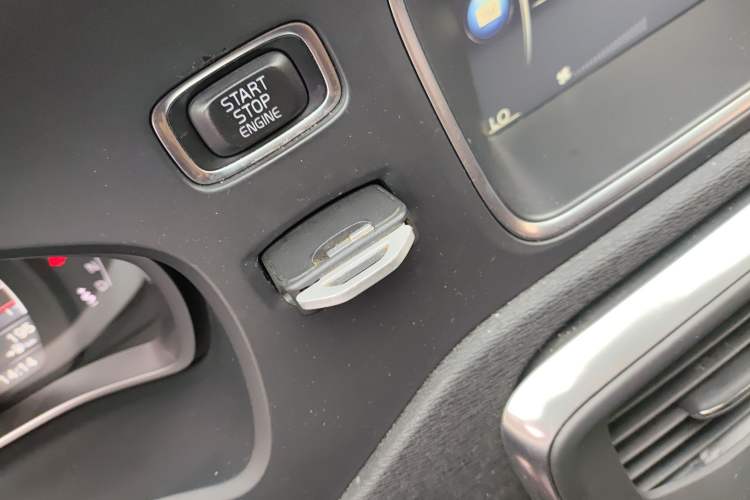 Used Volvo V40 2015 1.6T Zhiya Edition Interior 1
