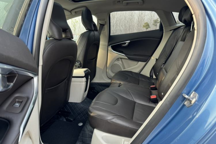 Used Volvo V40 2015 1.6T Zhiyi Edition Interior 1