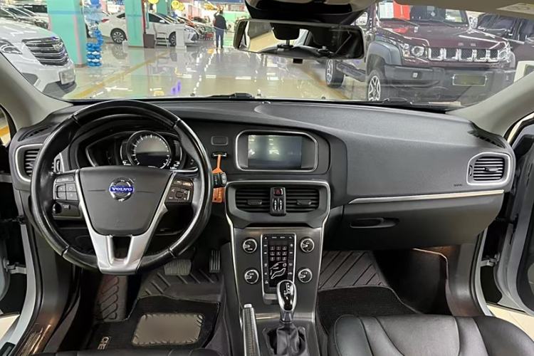 Used Volvo V40 2015 1.6T Zhiya Edition Interior 1