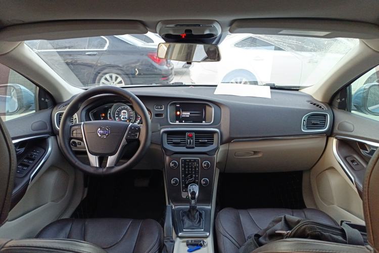 Used Volvo V40 2015 1.6T Zhiya Edition Interior 2