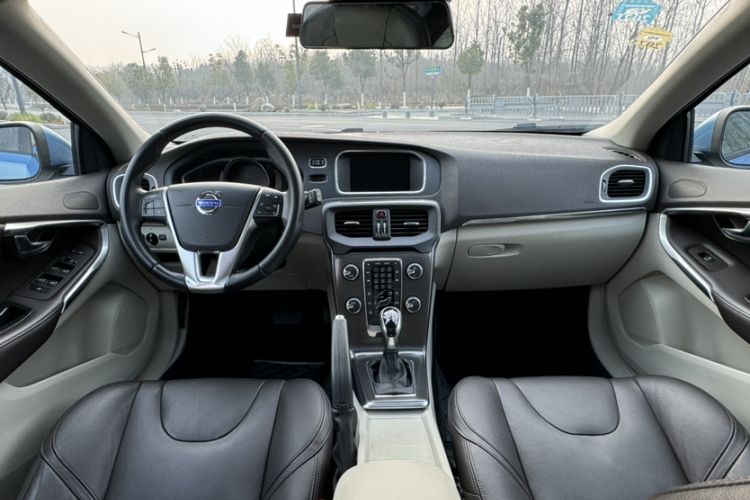 Used Volvo V40 2015 1.6T Zhiyi Edition Interior 2