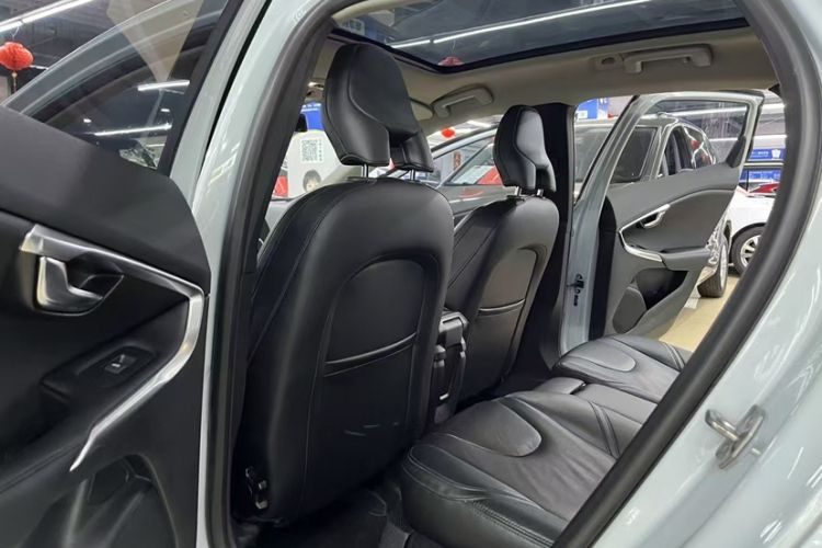 Used Volvo V40 2015 1.6T Zhiya Edition Interior 2