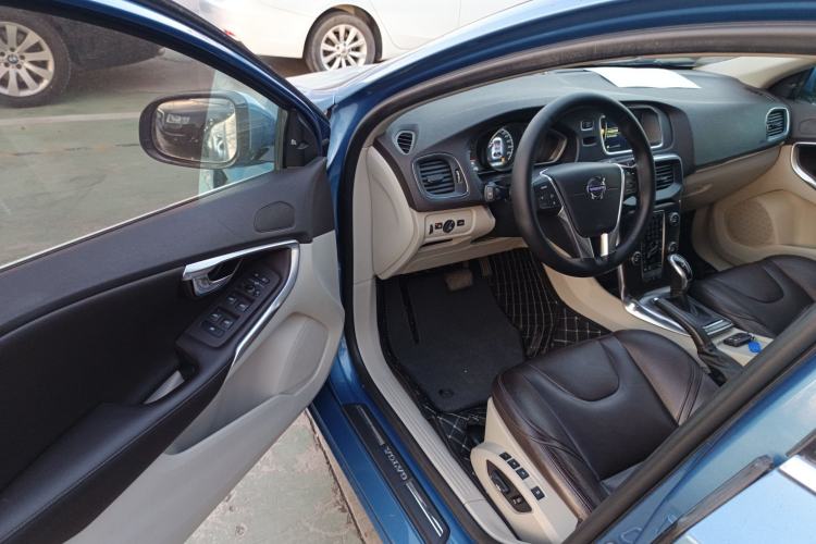 Used Volvo V40 2015 1.6T Zhiya Edition Interior 3