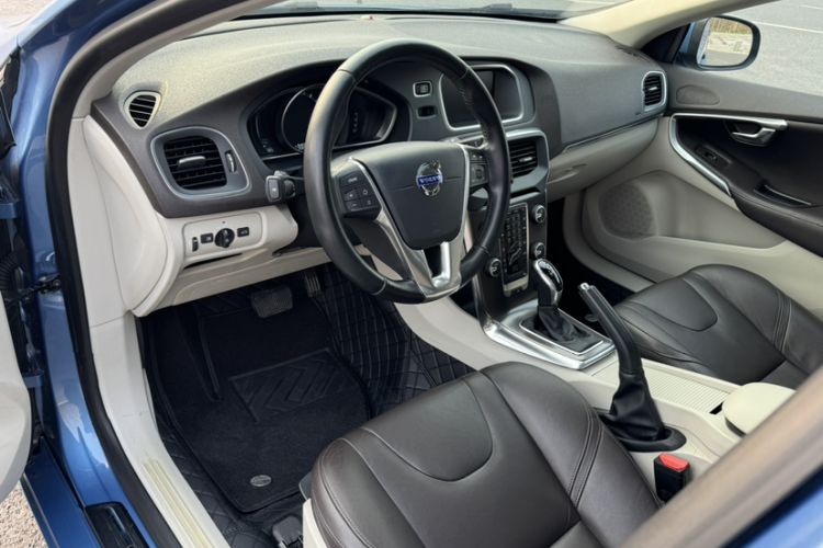 Used Volvo V40 2015 1.6T Zhiyi Edition Interior 3