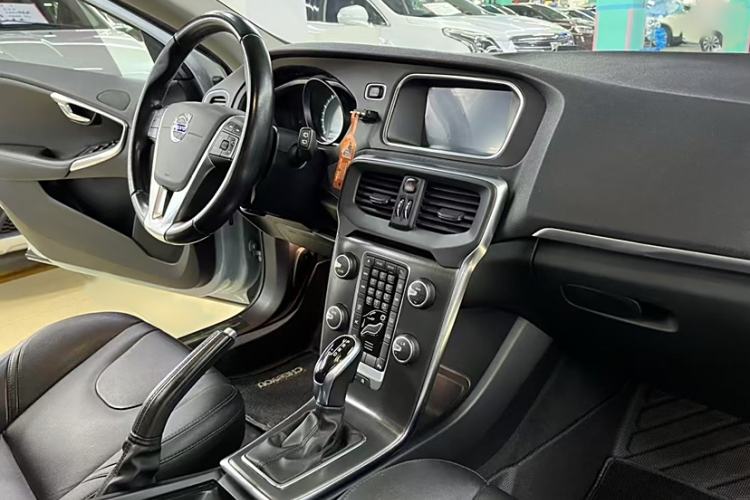 Used Volvo V40 2015 1.6T Zhiya Edition Interior 3
