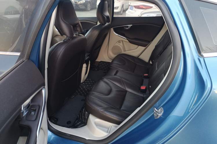 Used Volvo V40 2015 1.6T Zhiya Edition Interior 4