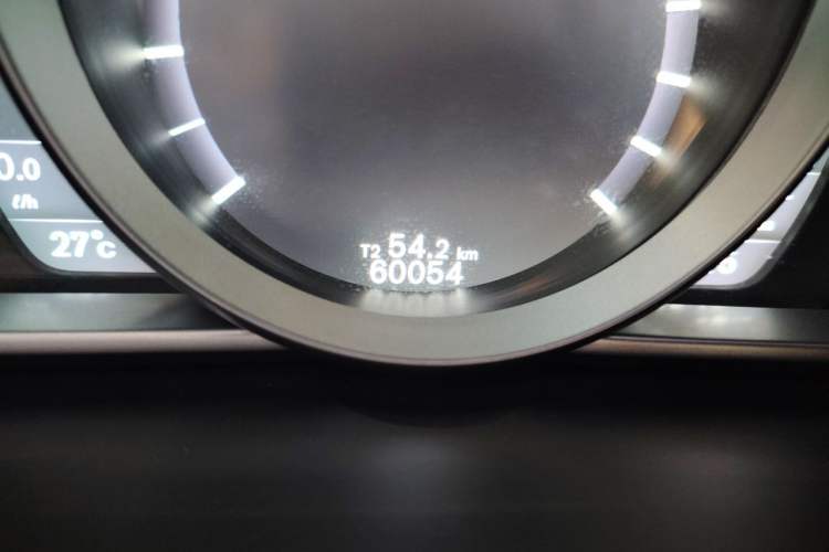 Used Volvo V40 2015 1.6T Zhiyi Edition Odometer Close Up