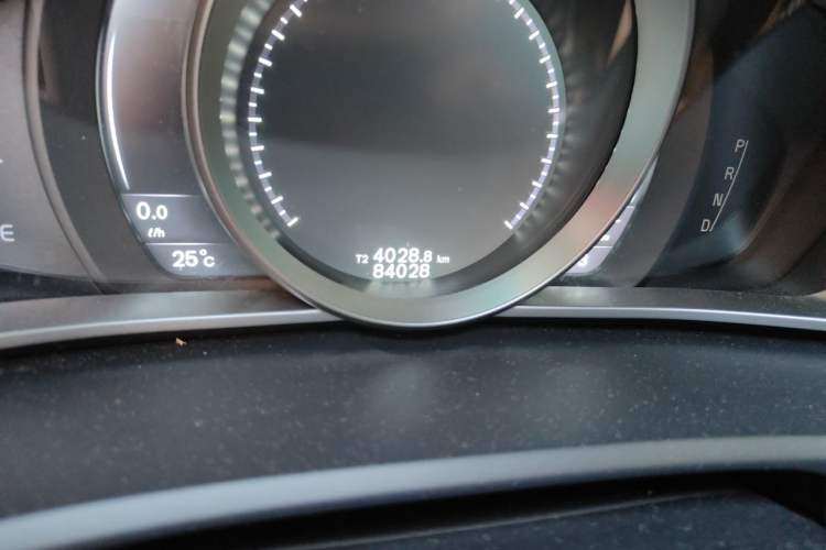 Used Volvo V40 2015 1.6T Zhiya Edition Odometer Close Up