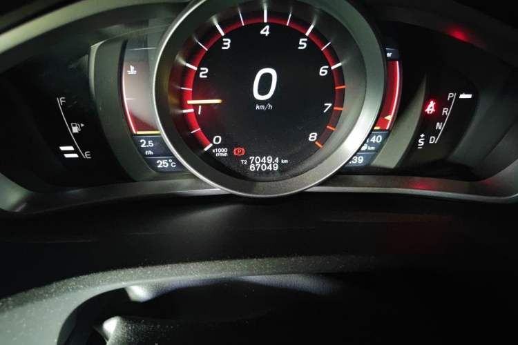 Used Volvo V40 2015 1.6T Zhiyi Edition Odometer Close Up
