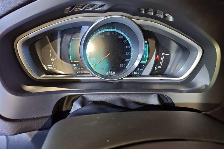 Used Volvo V40 2015 1.6T Zhiya Edition Odometer Close Up