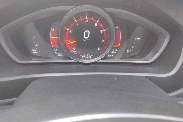 Used Volvo V40 2015 1.6T Zhiya Edition Odometer Close Up