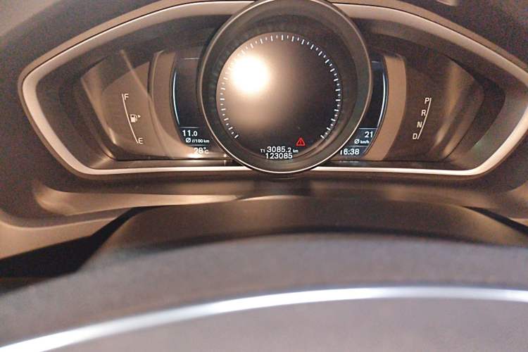 Used Volvo V40 2015 1.6T Zhiya Edition Odometer Close Up