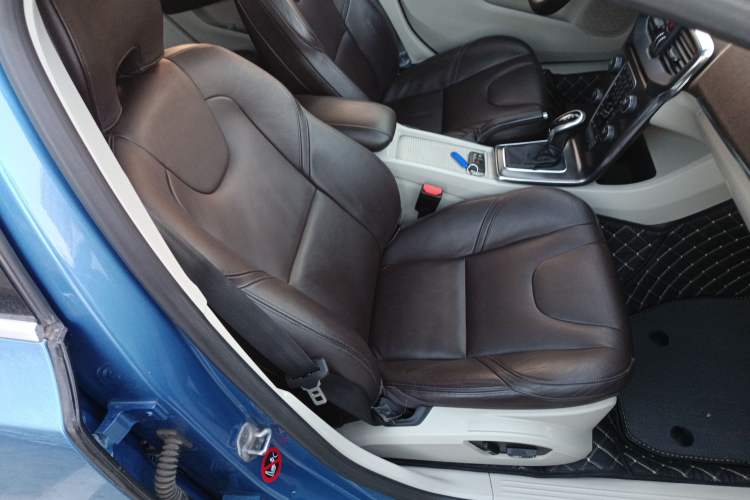 Used Volvo V40 2015 1.6T Zhiya Edition Right Front Seat