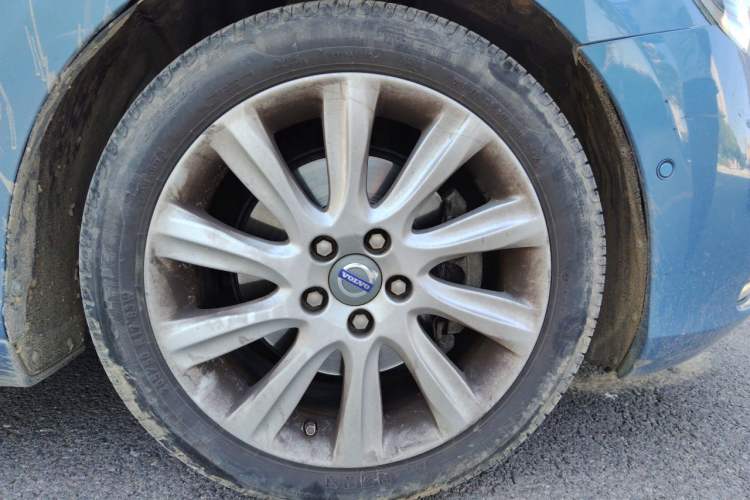 Used Volvo V40 2015 1.6T Zhiya Edition Right Front Wheel Hub