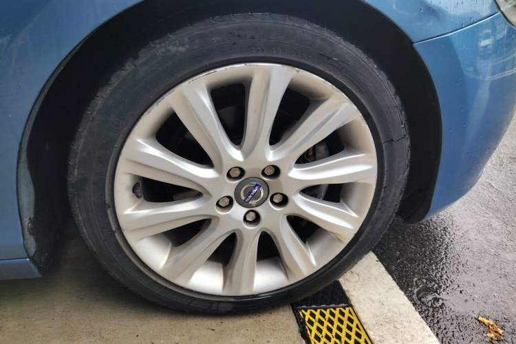 Used Volvo V40 2015 1.6T Zhiyi Edition Right Front Wheel Hub