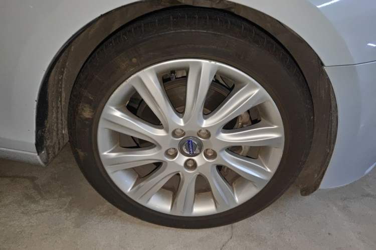 Used Volvo V40 2015 1.6T Zhiyi Edition Right Front Wheel Hub