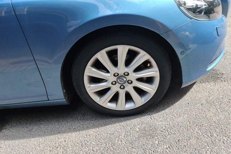 Used Volvo V40 2015 1.6T Zhiya Edition Right Front Wheel Hub