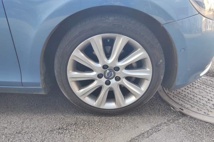 Used Volvo V40 2015 1.6T Zhiya Edition Right Front Wheel Hub